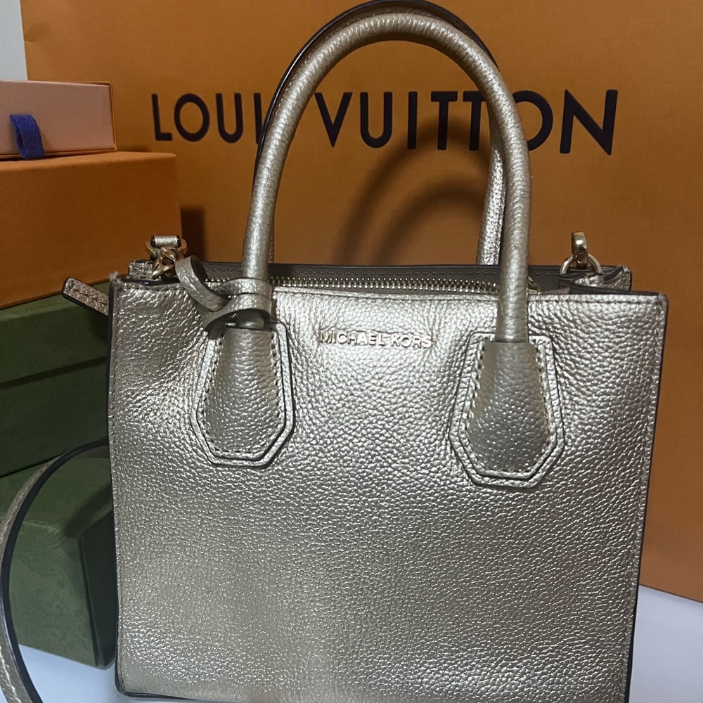 Preloved Golden Michael Kors bag❤️ Zipper is functioning.